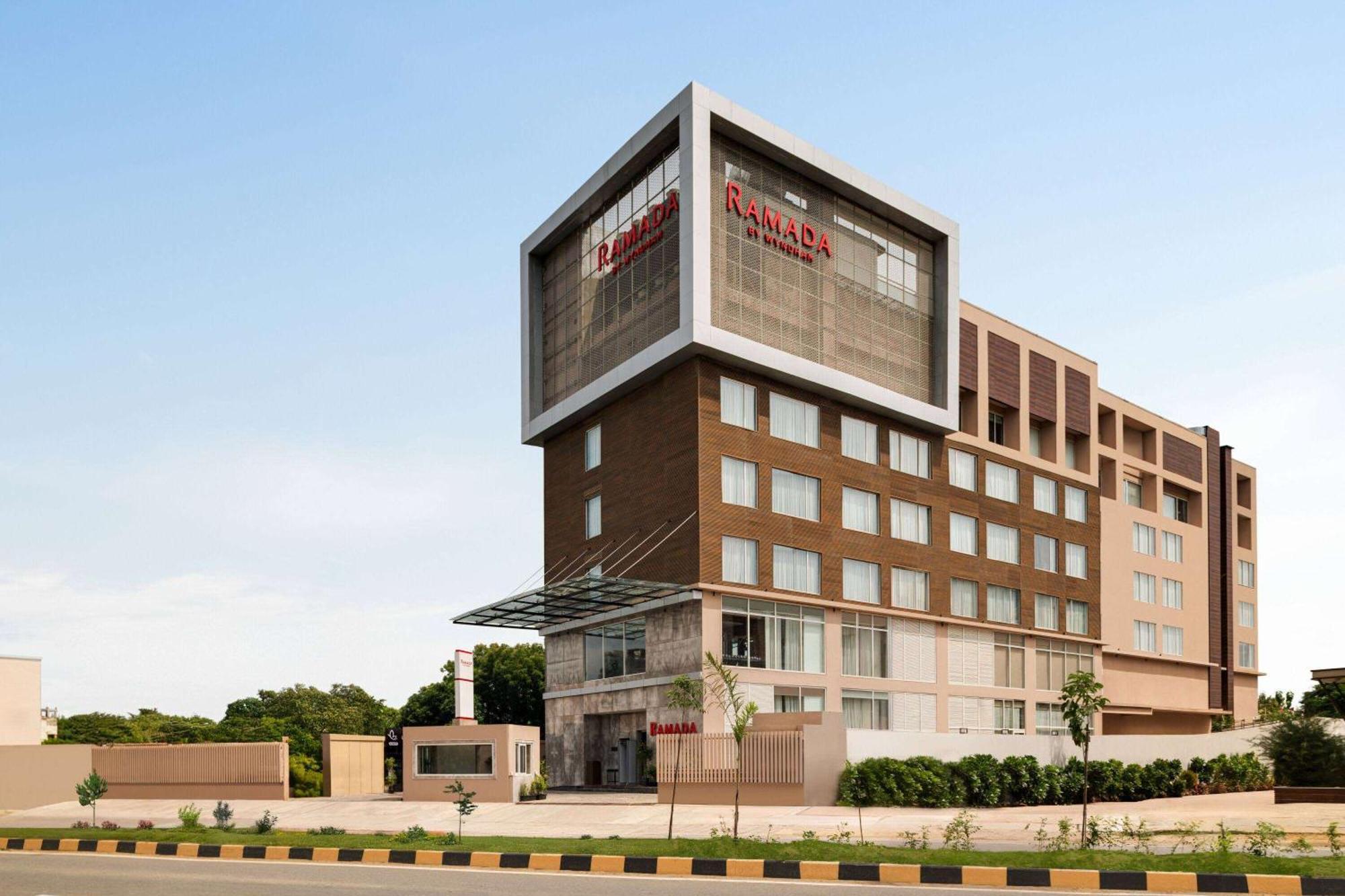 Hotel Ramada By Wyndham Gorakhpur Gorakhnath Mandir Road Exterior foto