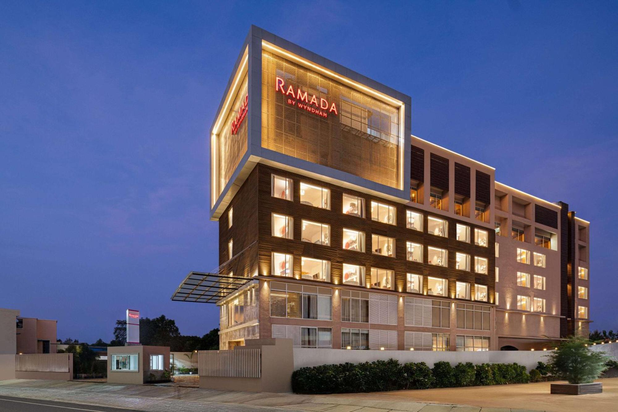 Hotel Ramada By Wyndham Gorakhpur Gorakhnath Mandir Road Exterior foto