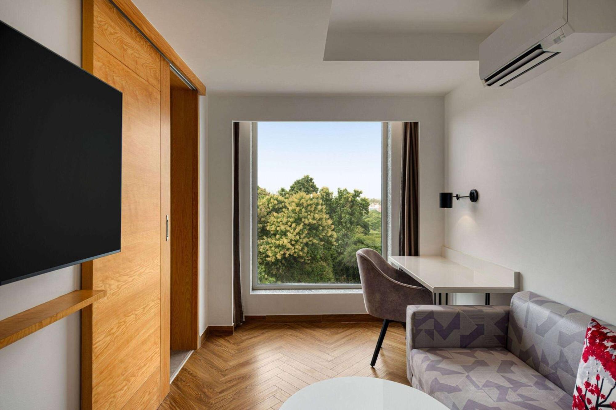 Hotel Ramada By Wyndham Gorakhpur Gorakhnath Mandir Road Exterior foto