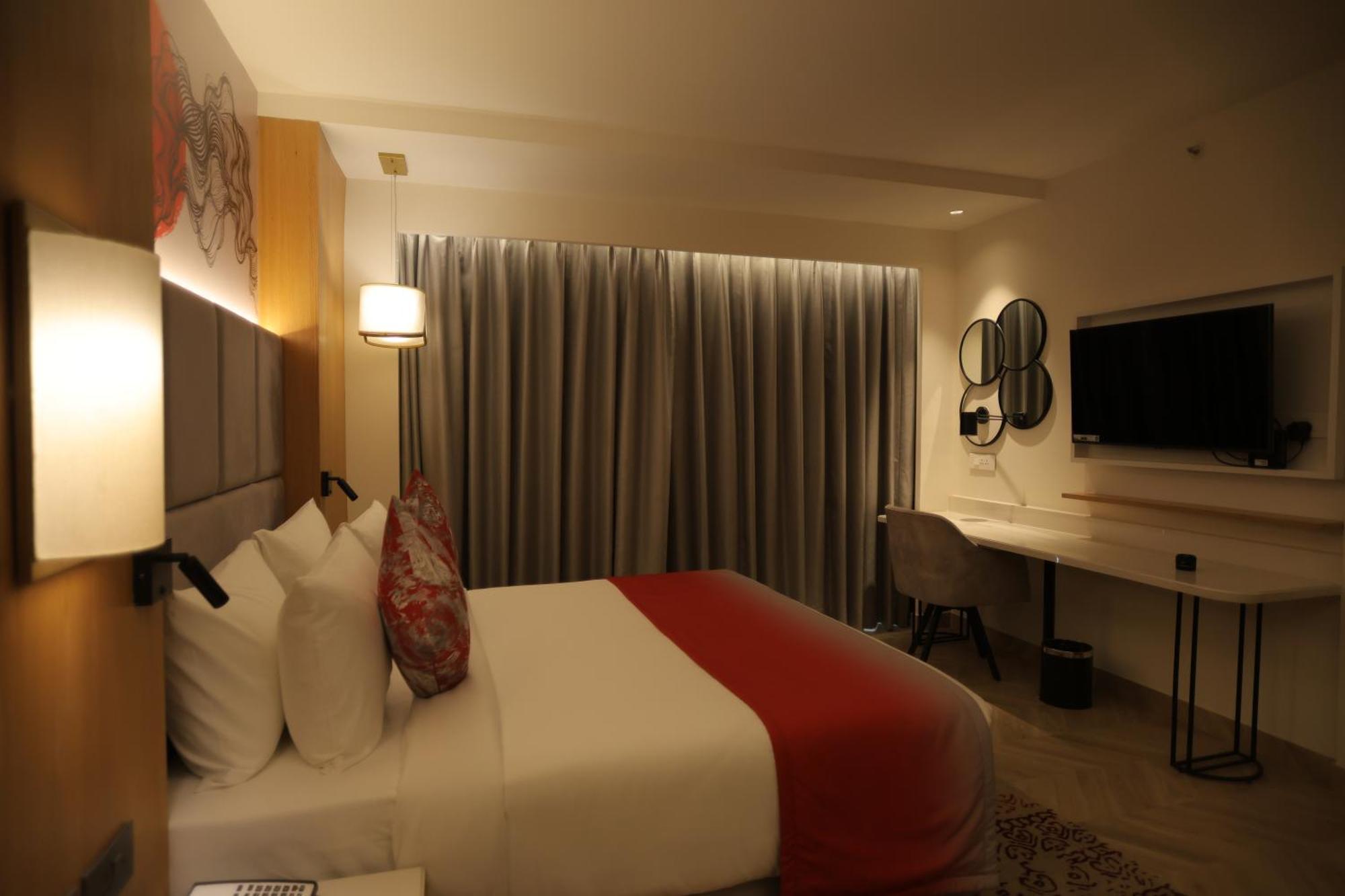 Hotel Ramada By Wyndham Gorakhpur Gorakhnath Mandir Road Exterior foto